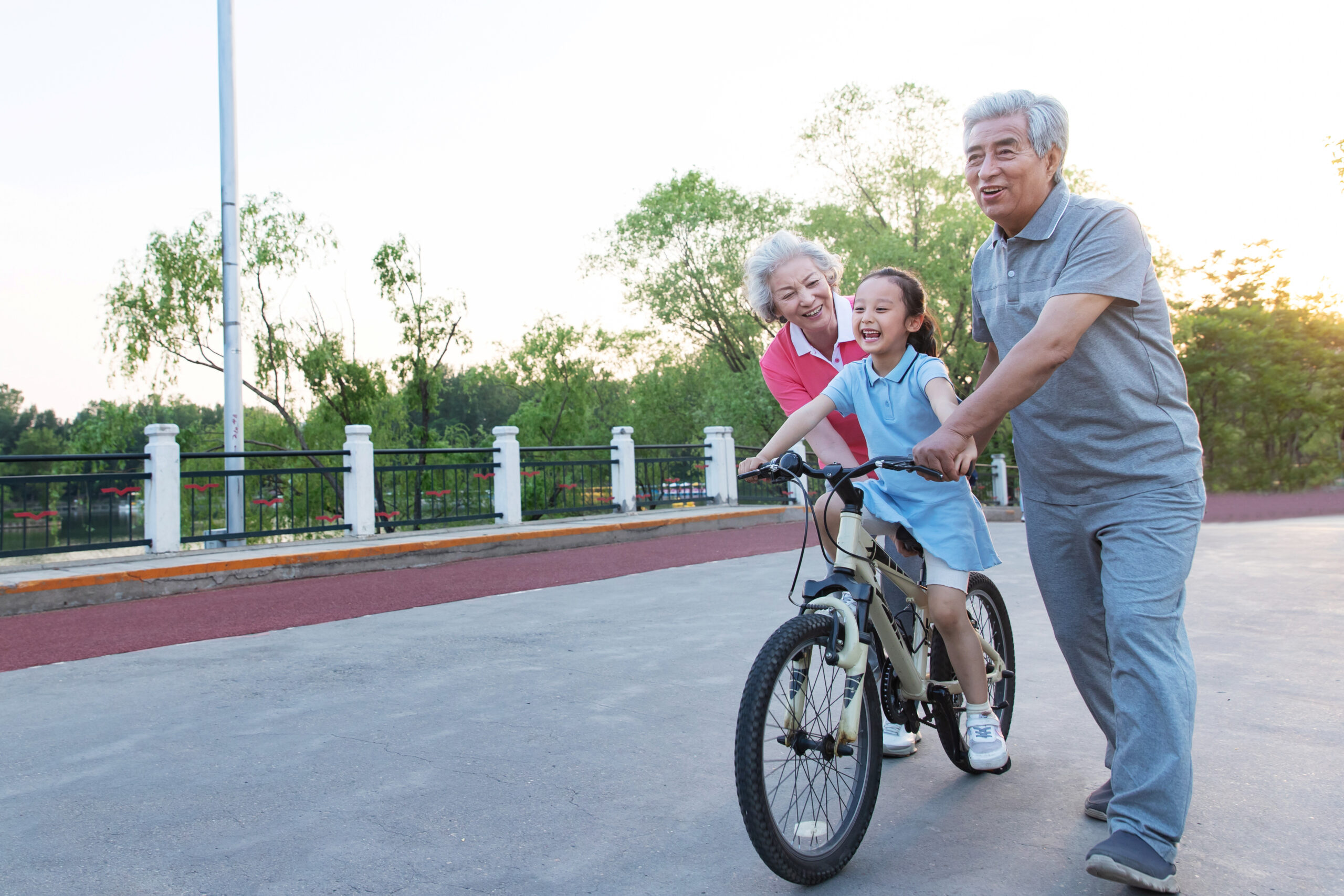 Older couples with a granddaughter to ride a bicycle